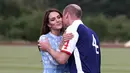 <p>Putri Wales dari Inggris, Kate Middleton mencium Pangeran William setelah pertandingan The Royal Charity Polo Cup 2023 di Guards Polo Club di Windsor, barat London pada 6 Juli 2023. (AFP/Henry Nicholls)</p>