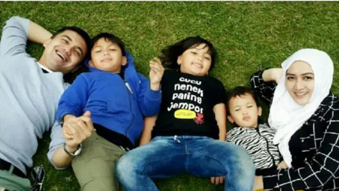 Sahrul Gunawan dan Indriani Hadi bersama tiga anak mereka