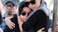 Sophia Latjuba memeluk putrinya, Eva Celia, saat pemakaman Nien Lesmana (Deki Prayoga/Bintang.com)