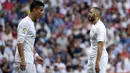 Gelandang Real Madrid, Cristiano Ronaldo (kiri) bersama Karim Benzema tertunduk lesu usai bertanding melawan Malaga pada Liga Spanyol di Santiago Bernabeu, Madrid, (26/9/2015). Madrid bermain imbang atas malaga dengan skor 0-0. (REUTERS/Juan Medina)