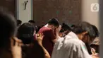 Jemaat berdoa saat ibadah Jumat Agung di Gereja Katedral, Jakarta Pusat, Jumat (15/4/2022). Terdapat 3 tempat yang dibuka untuk berlangsungnya ibadat Jumat Agung, yakni area dalam Gereja, aula Yohanes, serta area Plaza Maria. (Liputan6.com/Herman Zakharia)