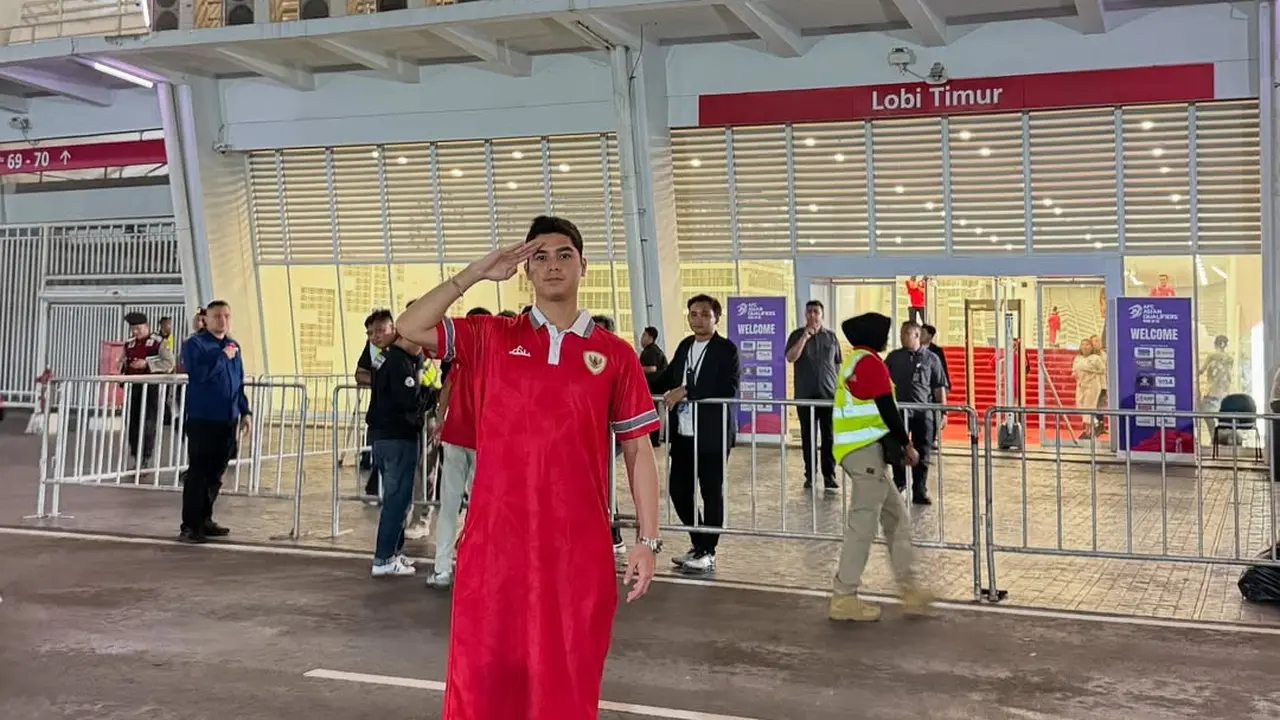 Tampil Unik Dukung Timnas, Potret Al Ghazali Pakai Jersey Gamis Saat Nonton Indonesia Vs China Bareng Calon Istri