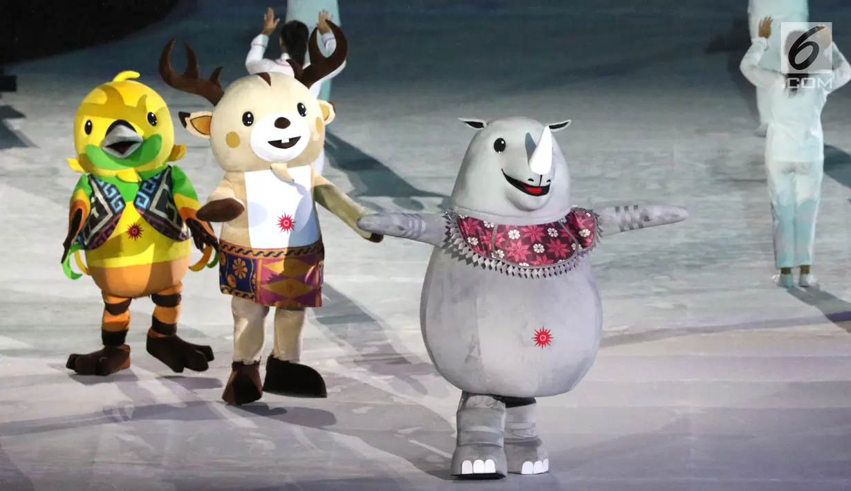 Tiga maskot Asian Games  saat upacara Penutupan Asian Games 2018 di Stadion Utama Gelora Bung Karno, Jakarta, Minggu (2/9). Hujan yang mengguyur Jakarta tidak menyurutkan semangat para atlet. (Liputan6.com/Helmi Fithriansyah)