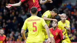 Gelandang Timnas Spanyol, Saul Niguez melompat saat berebut bola pada matchday ke-10 Grup F Kualifikasi Piala Eropa 2020 melawan Rumania di Wanda Metropolitano, Senin (18/11/2019). Spanyol berhasil menggasak Rumania 5-0. (AP Photo/Manu Fernandez)