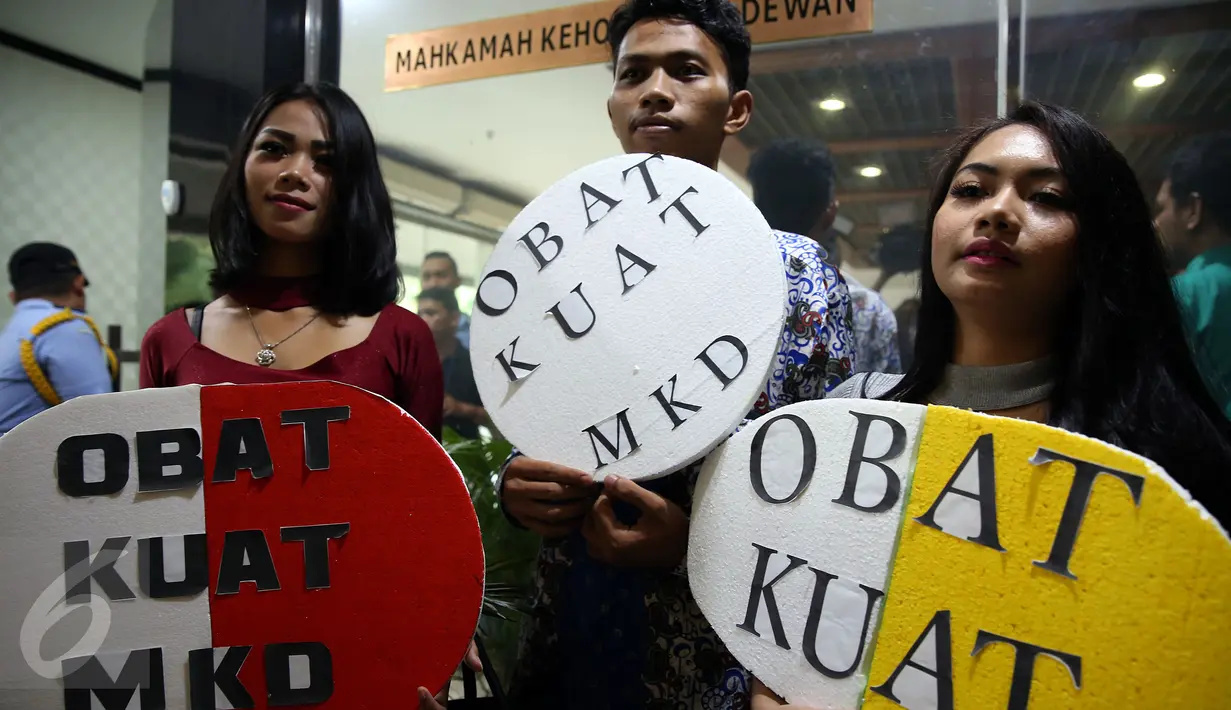Sejumlah orang dari IP Watch saat menyambangi MKD DPR RI, di Jakarta, Kamis (24/11). Kedatangan mereka untuk memberikan dukungan kepada MKD agar segera menyelesaikan kasus-kasus yang menyangkut ketua DPR. (Liputan6.com/Johan Tallo)