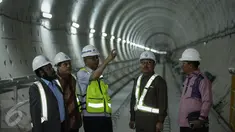 Anggota Komisi V DPR meninjau proyek pembangunan Mass Rapid Transit tahap 1 Koridor di Bunderan HI, Jakarta (6/4). Dalam tinjauan tersebut, para anggota komisi V DPR melihat progres pembangunan stasiun MRT. (Liputan6.com/Faizal Fanani)