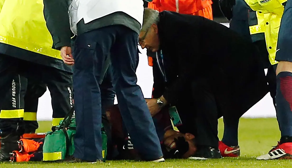 Neymar menangis kesakitan setelah mengalami cedera saat bertanding melawan Marseille di Liga Prancis di Stadion Parc des Princes, (25/2). Kapten PSG, Thiago Silva, menyebut kaki Neymar dalam kondisi bengkak. (AP Photo/Thibault Camus)