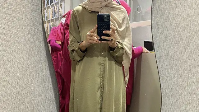 Gaya Terbaru Feni Rose Tampil Berhijab, credit: Instagram (@fenirose)