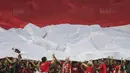 1. Suporter Indonesia memberikan dukungan dengan membentangkan bendera merah putih raksasa. (Bola.com/Vitalis Yogi Trisna)