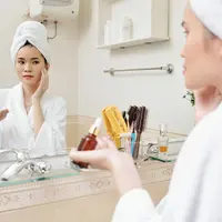 Ilustrasi perempuan menggunakan salicylic acid. (c) DragonImages/Depositphotos.com