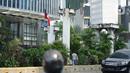 Tiang pancang bekas JPO Tosari menjulang di Jalan Jenderal Sudirman, Jakarta, Selasa (29/9/2020). JPO yang telah dibongkar dan berganti pelican crossing kondisinya dibiarkan terbengkalai, meskipun keberadaannya tidak berfungsi lagi serta mengganggu estetika kota. (Liputan6.com/Immanuel Antonius)