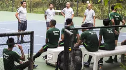 Pelatih Timnas Indonesia, Bima Sakti, tertawa saat memimpin latihan di Hotel Sultan, Jakarta (14/11). Latihan ini merupakan persiapan jelang laga Piala AFF 2018. (Bola.com/Vitalis Yogi Trisna)