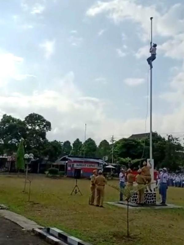 Aksi heroik 2 siswa SMA N 1 Purwokerto memanjat tiang bendera di hari sumpah pemuda viral di berbagai linimassa. (Foto: Liputan6.com/Istimewa/Dok. Humas Pemkab BMS/Muhamad Ridlo)