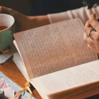 Menulis jurnal yang dapat melepaskan emosi negatif yang terpendam/copyright pexels/Alina Vichenko