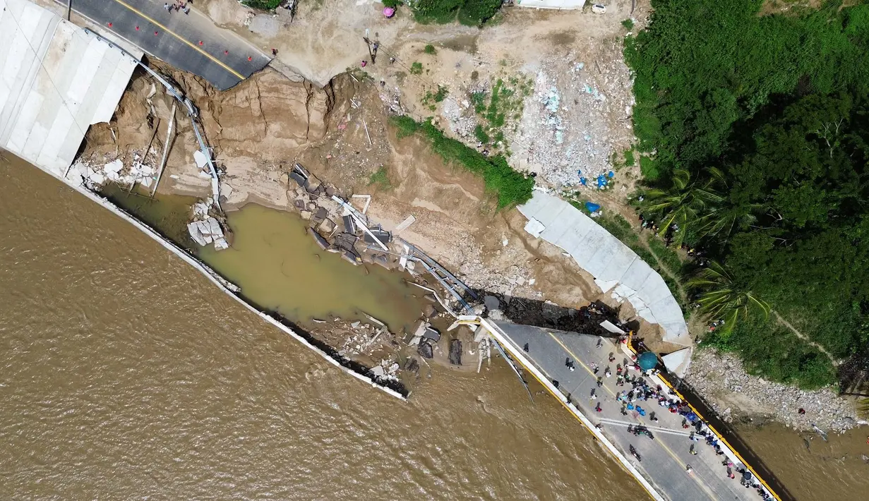 Foto udara memperlihatkan sebuah jembatan yang rusak akibat Badai John di dekat Acapulco, Negara Bagian Guerrero, Meksiko, pada tanggal 29 September 2024. (Francisco ROBLES/AFP)