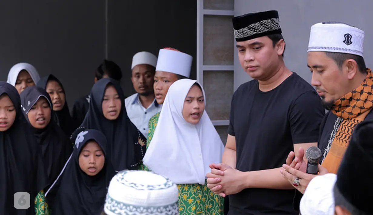 "Setiap saat ketika mengundang anak yatim, anak yatim ini lah yang selalu diundang almarhum sekedar untuk mendoakan, semasa beliau masih ada pun. Insya Allah kalau memang Bang Billy pas waktunya pas memang ada rezekinya," ungkap Billy Syahputra.