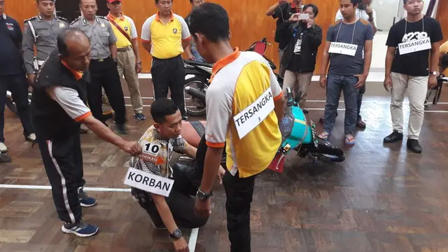 Pelaku D menendang dada korban hingga kembali tersungkur. (Foto: Liputan6.com/Polres Wonosobo/Muhamad Ridlo)