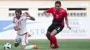 Pemain Uni Emirat Arab (UEA), Zayed Alameri (kiri) terjatuh saat berebut bola dengan bek Indonesia Andy Setyo pada laga Asian Games 2018 di Stadion Wibawa Mukti, Jawa Barat, Jumat (24/8). (Bola.com/Vitalis Yogi Trisna)
