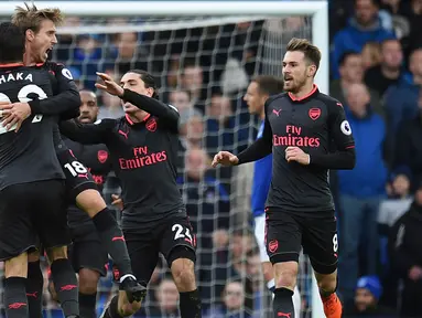 Para Pemain Arsenal, merayakan gol Nacho Monreal (2kiri) saat melawan Everton pada laga Premier League pekan ke-9 di Goodison Park, Liverpool, (22/10/2017). Arsenal menang 5-2. (AFP/Oli Scarff)
