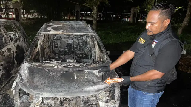 Kendaraan hangus terbakar saat kerusuhan di Stadion Lukas Enembe Papua. (Foto Polda Papua)