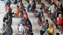 Sejumlah penumpang menunggu bus antar kota di Terminal Kampung Rambutan, Jakarta Timur, Rabu (14/6). Sebagian besar para pemudik lebih awal ini adalah pemudik ke Sumatera dan Jawa Timur. (Liputan6.com/Yoppy Renato)