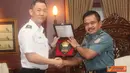 Citizen6, Jakarta: Pangkolinlamil Laksda TNI S.M. Darojatim menerima kunjungan Komandan Flotilla I AL Singapura, Colonel Giam Hock Koont di Gedung Laut Nusantara Mako Kolinlamil, Tanjung Priok, Jakarta, Rabu (3/10). (Pengirim: Kadispen Kolinlamil).