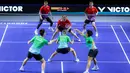 Tim Blitzers (bawah) berusaha mengembalikan kok ke arah tim Rockets dalam laga pertama 3v3 Badminton XL 2025 yang berlangsung di Istora Senayan, Jakarta, Jumat (03/10/2025). (Bola.com/Bagaskara Lazuardi)