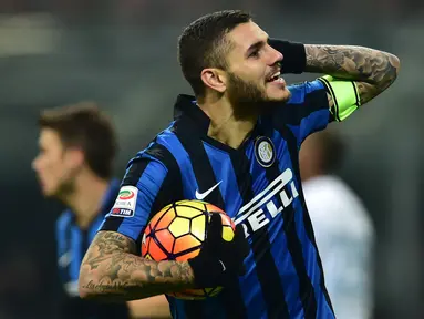 Penyerang Inter Milan, Mauro Icardi, melakukan selebrasi usai mencetak gol ke gawang Lazio pada lanjutan Serie A Italia di Stadion San Siro, Milan, (20/12/2015). Lazio menang atas Inter Milan dengan skor 2-1. (AFP/Giuseppe Cacace)