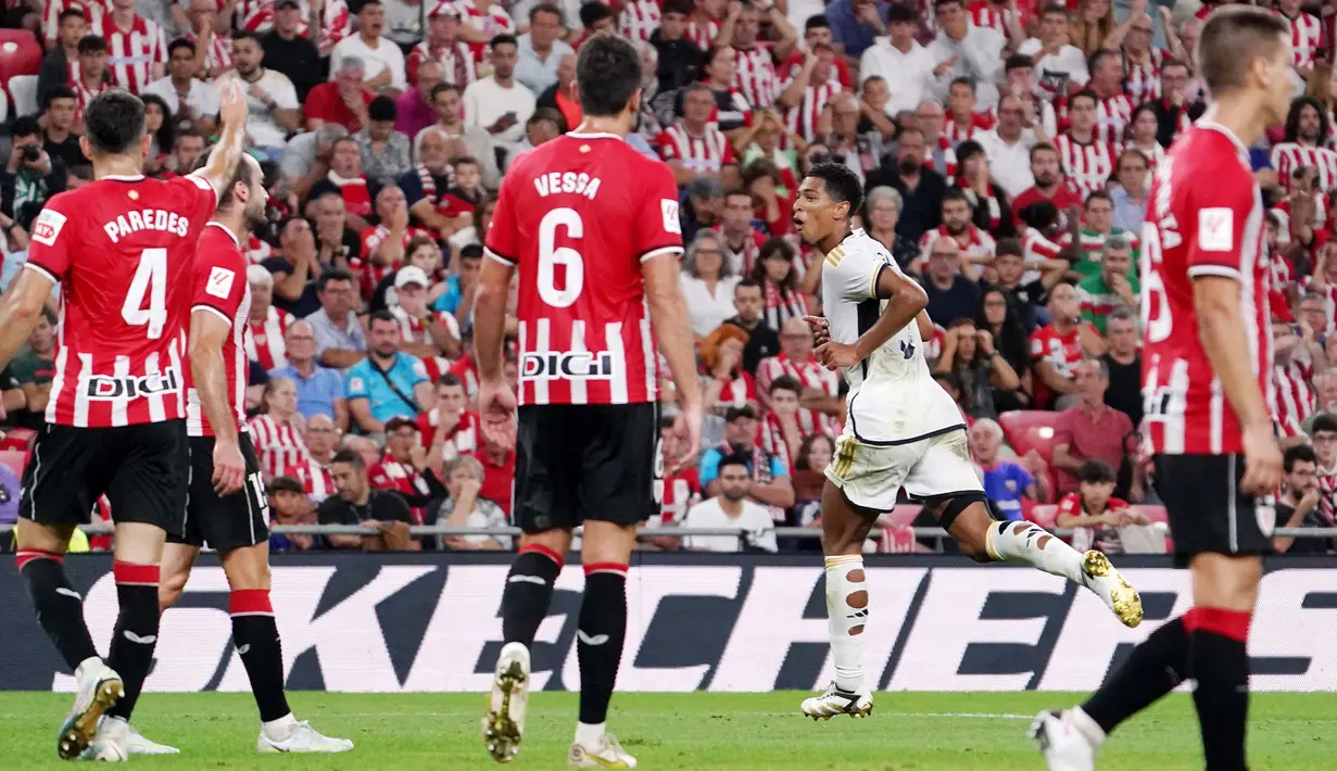 Pemain Real Madrid, Jude Bellingham, melakukan selebrasi setelah mencetak gol ke gawang Athletic Bilbao pada laga pekan ke-1 La Liga 2023/2024 di Stadion San Mames, Minggu (13/8/2023). Los Blancos menang dengan skor 2-0. (AFP/Cesar Manso)