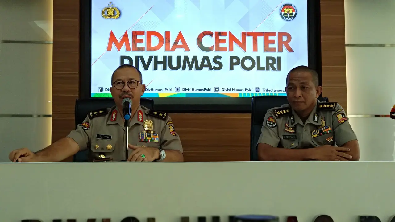 Kadiv Humas Polri, Irjen Setyo Wasisto, beri keterangan pers terkait bom Surabaya (Liputan6.com/Nafiysul Qodar)