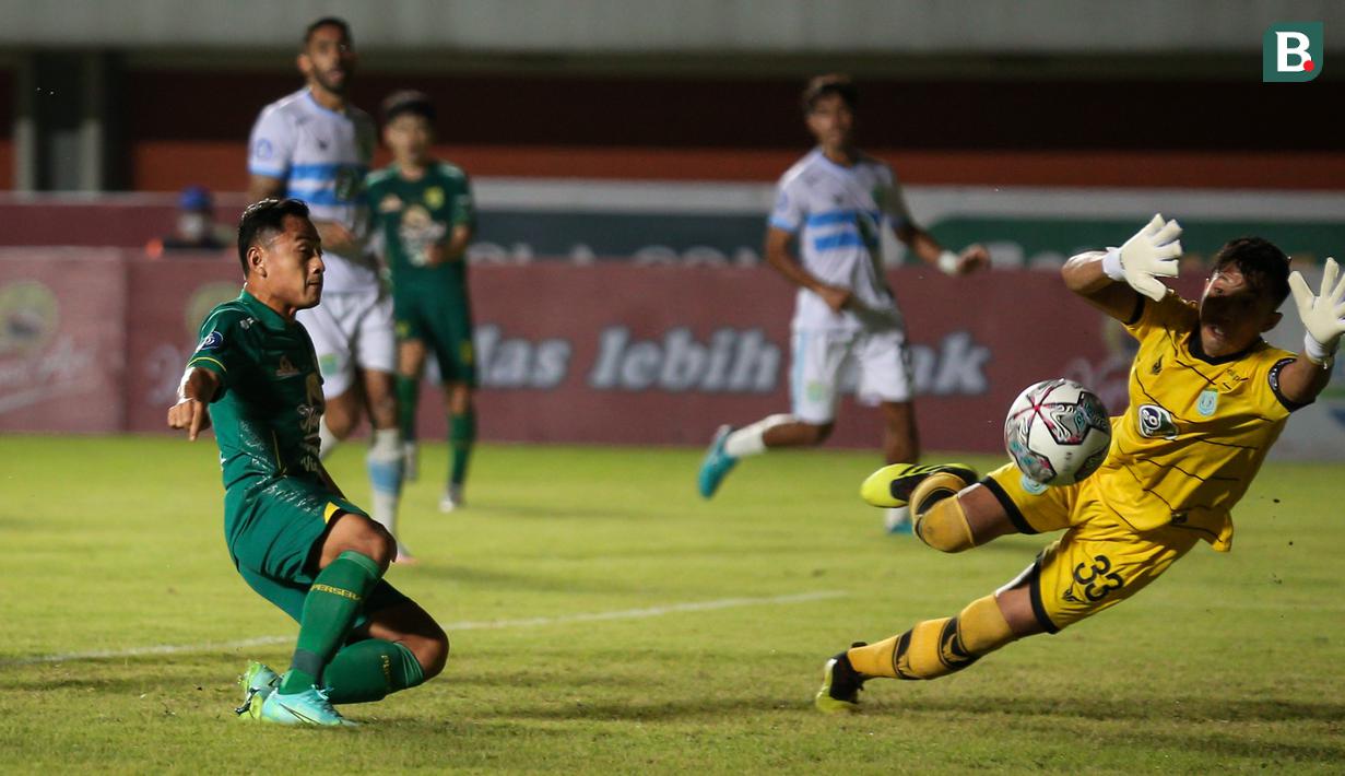 Derbi Jatim di pekan ke-8 BRI Liga 1 2021/2022 antara Persebaya Surabaya menghadapi Persela Lamongan, Kamis (21/10/2021) berakhir imbang 1-1. Persebaya unggul lewat Ricky Kambuaya di menit ke-12 dan disamakan Persela lewat gol Ivan Carlos di menit ke-35. (Bola.com/Bagaskara Lazuardi)