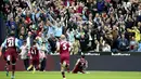 Bek West Ham, Aaron Cresswell (kanan) berselebrasi usai mencetak gol ke gawang Manchester United pada pertandingan lanjutan Liga Inggris di stadion London (22/9/2019). West Ham menang 2-0 atas Manchester United. (AP Photo/Leila Coker)