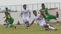 Tim Pra PON Jatim (hijau) sukses mewujudkan ambisi menang di laga pertama kualifikasi PON 2016 dengan mengalahkan Tim Pra PON DIY, 6-0, Minggu (20/3/2016) di Stadion Bandung Lautan Api, Gedebage, Bandung. (Bola.com/Fahrizal Arnas)