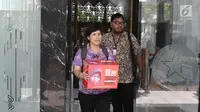 Koalisi Save Ibu Nuril mendatangi Kantor Staf Presiden (KSP) di Jakarta, Senin (19/11). Sebelumnya, Presiden Joko Widodo berharap MA bersikap adil dalam kasus Baiq Nuril. (Liputan6.com/Herman Zakharia)