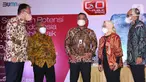 Direktur Utama PT Dayamitra Telekomunikasi Tbk (tengah) bersama jajaran Direksi berbincang usai penawaran umum perdana (Initial Public Offering/IPO) PT Dayamitra Telekomunikasi Tbk atau Mitratel sebanyak 29,85% saham kepada publik di Jakarta, Selasa (26/10/2021) (Liputan6.com/Fery Pradolo)
