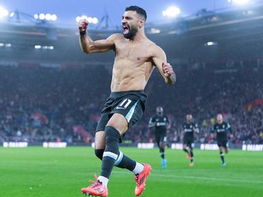 Pemain Liverpool, Mohamed Salah, melakukan selebrasi setelah mencetak gol ke gawang Southampton pada laga Liga Inggris pekan ke-12 di St Mary’s Stadium, Minggu (24/11/2024) malam WIB. (AP Photo/Sean Ryan)