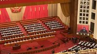 Perdana Menteri (PM) Li Qiang dalam sesi pembukaan Kongres Rakyat Nasional (NPC) di Balai Agung Rakyat, Beijing pada Rabu (5/3/2025). (Foto: Liputan6.com/Winda Nelfira).