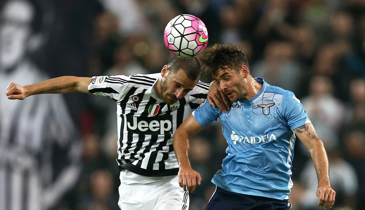 Bek Juventus, Leonardo Bonucci, duel dengan pemain Lazio, Filip Djordjevic, pada lanjutan Serie A di Stadion Juventus, Turin, Kamis (21/4/2016) dini hari WIB. (AFP/Marco Bertorello)