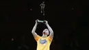  Stephen Curry #30 mengangkat trofi MVP 2016 yang diraihnya usai semifinal NBA Playoffs wilayah barat di Oracle Arena, Oakland, California, (12/5/2016) WIB. (Ezra Shaw/Getty Images/AFP)