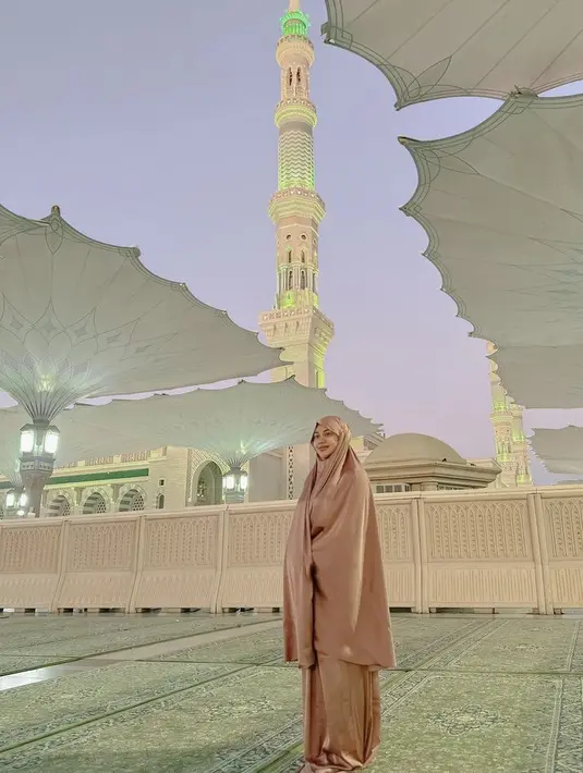Di Madinah, nampak Aurel pun berfoto dengan latar yang indah. Ia tampil ddnhan mukena warna cokelatnya. (@aurelie.hermansyah)