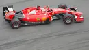 Pembalap Formula Satu (F1) tim Ferrari, Sebastian Vettel mengendarai mobilnya pada Grand Prix Rusia di Sochi, Minggu (11/10/2015). Lewis Hamilton pembalap tim F1 Mercedes berhasil memenangkan lomba Formula GP Rusia. (REUTERS/Grigory Dukor)
