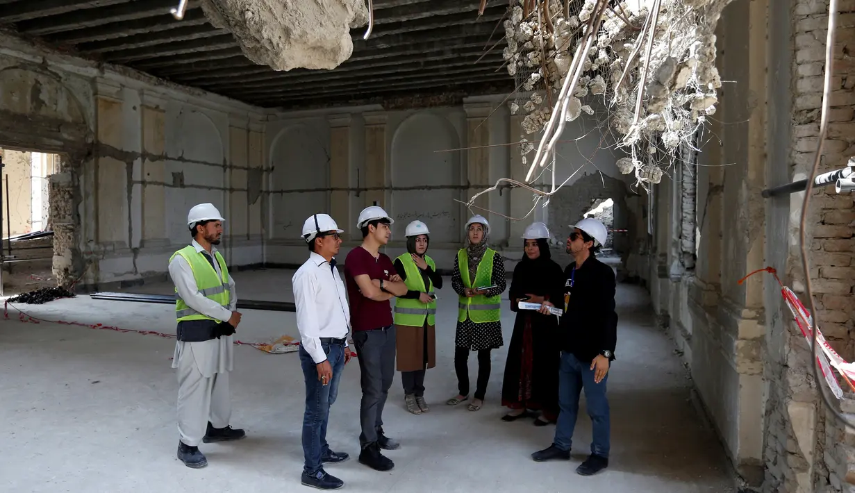 Sejumlah insinyur mendiskusikan perbaikan istana Darul Aman, Kabul, 2 Oktober 2016. Sejak emansipasi wanita berkembang, wanita punya kesempatan bekerja setara dengan pria. (REUTERS/Mohammad Ismail)