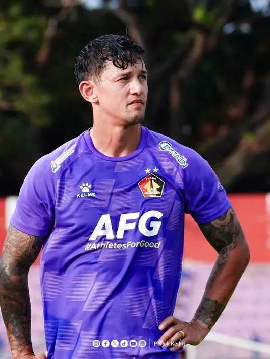 Kabar itu dibagikan Jennifer dengan potret mesra bersama sang suami. Perempuan berdarah bule itu juga memberikan penyemangat untuk sang suami. [Instagram/persikfcofficial]
