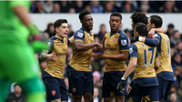 Selebrasi para pemain Arsenal setelah Danny Welbeck mencetak gol ke gawang Everton di Stadion Goodison Park, Sabtu (19/3/2016). (Reuters/Carl Recine)