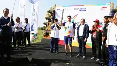 Ketua Korwil Grup Astra Bali Haris Prasetya (memegang obor) didampingi Menpar RI Arief Yahya dan Menteri Koperasi & UMKM RI A.A.G.N Puspayoga saat torch bearer di Banjar Berseri Astra, Pulugambang, Denpasar, Bali (24/7). (Liputan6.com/Pool/Ilham)