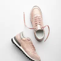 1. Sneakers
Jenis sepatu ini emang cocok digunakan bersama dengan legging. Pilih saja warna favorit untuk sneakersmu. Lalu, padukan dengan atasan yang senada dengan sneakers. Maksimalkan kesan sporty dengan drawstring bag dan ponytail hair / copyright shutterstock