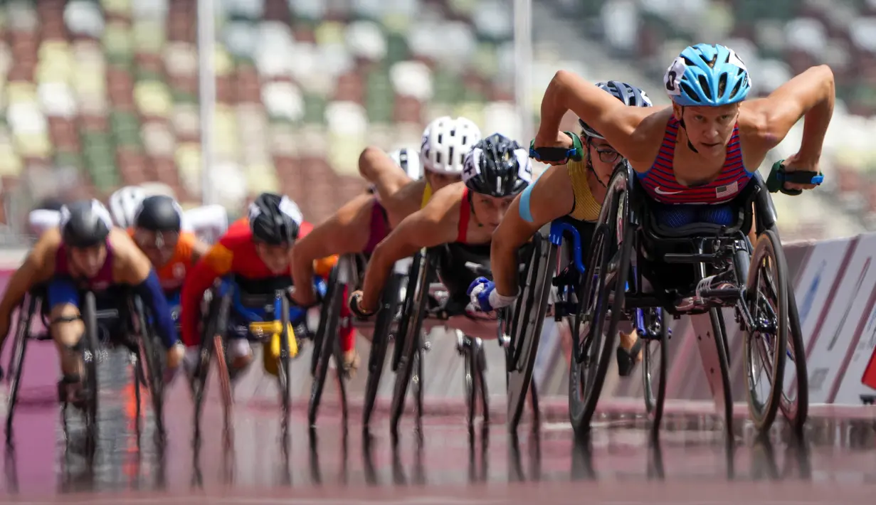 Para atlet bertanding dalam final nomor 5000 meter T54 putri Paralimpiade Tokyo 2020 di Stadion Nasional, Tokyo, Jepang, 28 Agustus 2021. (AP Photo/Eugene Hoshiko)