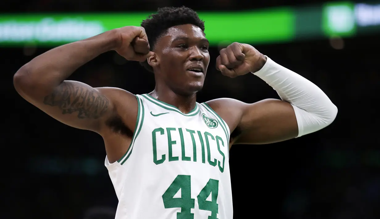 Pebasket Boston Celtics, Robert Williams, merayakan kemenangan atas Indiana Pacers pada laga NBA di TD Garden, Boston, Kamis (10/1). Celtics berhasil menang 135-108 atas Pacers. (AP/Charles Krupa)