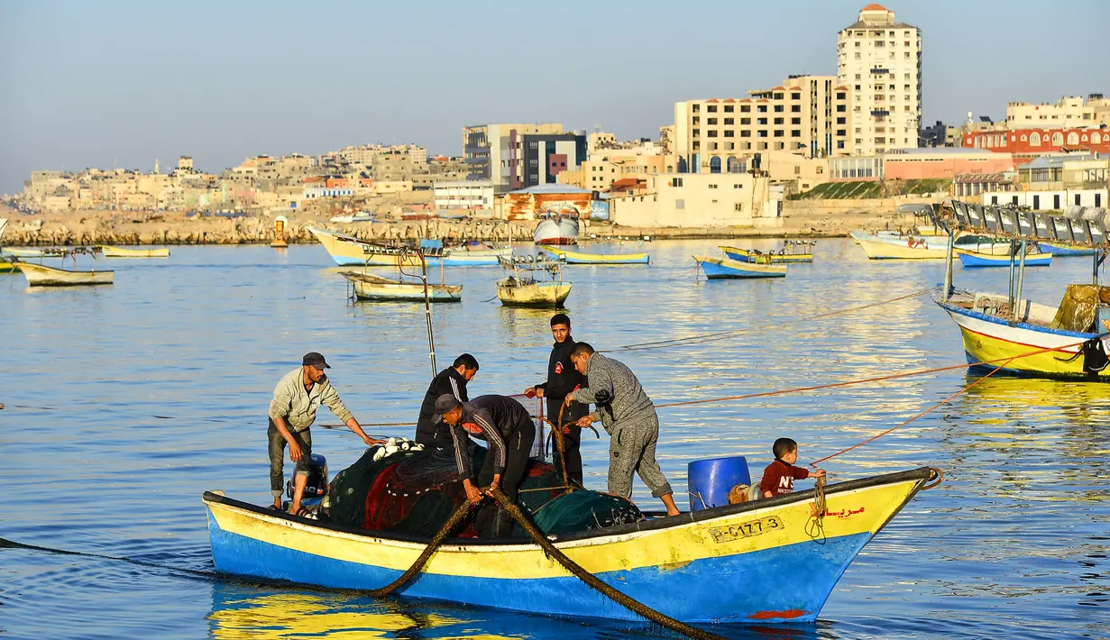 Sejumlah nelayan pergi menangkap ikan menggunakan perahu mereka di sebuah pelabuhan di Gaza, Palestina, Rabu (5/2/2020). Tentara Israel memutuskan untuk mengurangi zona penangkapan ikan yang diizinkan di lepas pantai Jalur Gaza dari 15 menjadi 10 mil laut. (Xinhua/Rizek Abdeljawad)