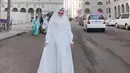 Gaya penampilan serba putih saat Via Vallen ke Tanah Suci ini curi perhatian. Ya, saat pelantun lagu sayang menjalankan ibadah umrah, penampilannya dengan hijab dan pakaian putih dipuji netizen cantik memesona. (Liputan6.com/IG/@viavallen)